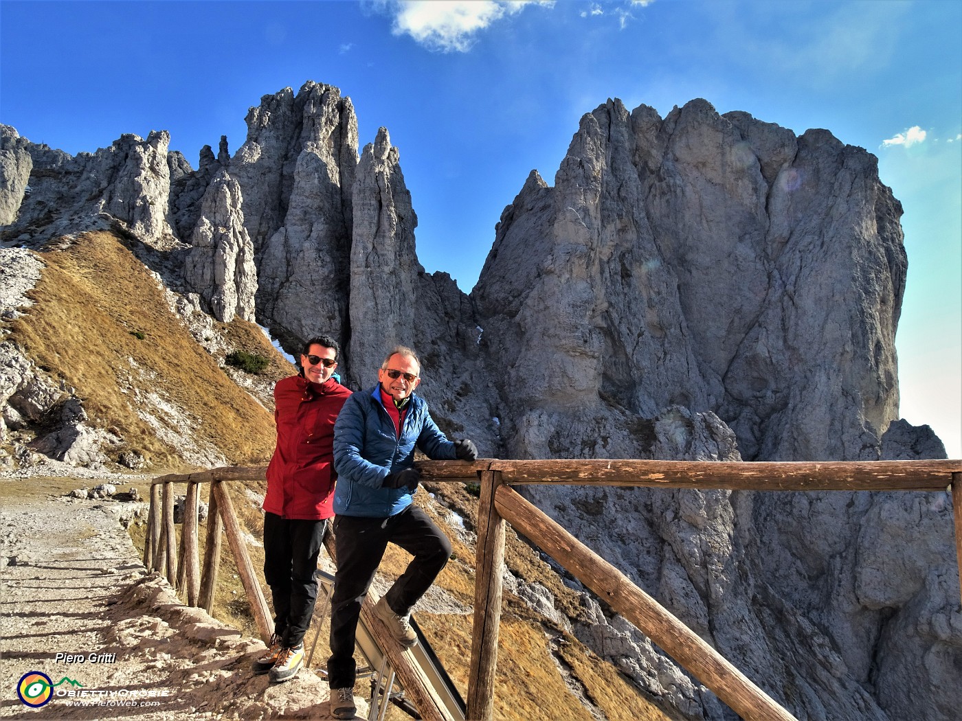 03 Al Rif. Rosalba (1730 m) spazzati dal vento e con da sfondo la Torre Cecilia.JPG